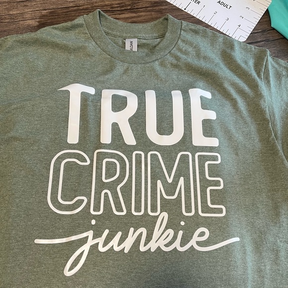True Crime Junkie NEW green short sleeve shirt - Picture 3 of 3